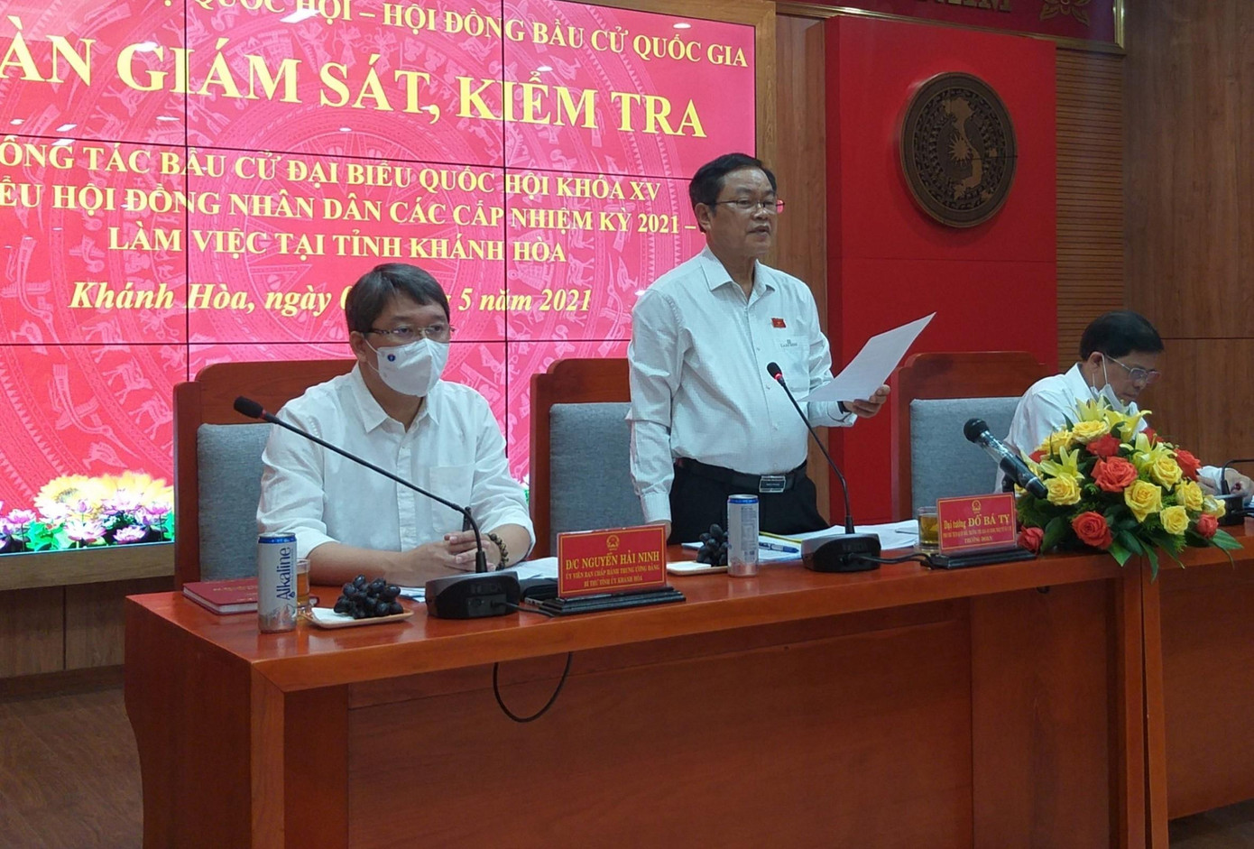 Phó Chủ tịch Quốc hội Đỗ Bá Tỵ (giữa) phát biểu chỉ tại buổi làm việc với tỉnh Khánh Hoà. Ảnh L.H