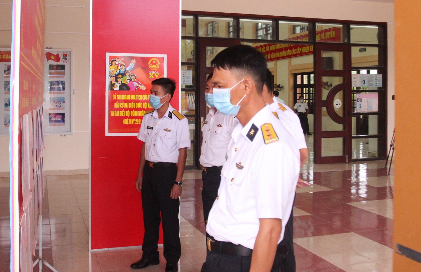 Cử tri huyện đảo Trường Sa tìm hiểu thông tin người ứng cử. Ảnh C.H