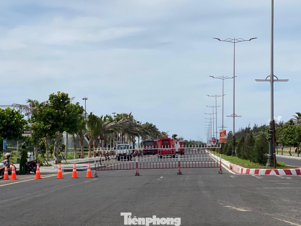 Lực lượng CSGT đang phong toả đoạn đường Độc Lập qua quán bar Sand Bay. Ảnh L.H