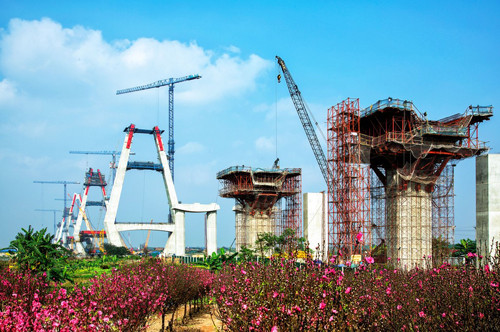 “Công trường xây dựng cầu Nhật Tân” của Nguyễn Huỳnh Mai 