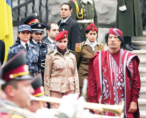 Ông Gaddafi (phải) luôn xuất hiện cùng đội vệ sĩ nữ khi còn cầm quyền. Ảnh: Reuters Ông Gaddafi (phải) luôn xuất hiện cùng đội vệ sĩ nữ khi còn cầm quyền