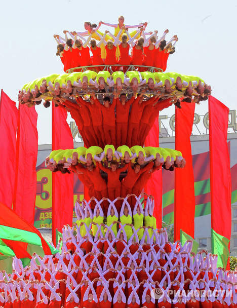 Tại Belarus, không chỉ có những màn biểu diễn của quân đội mà những màn biểu diễn nghệ thuật cũng thực hiện theo hiệu ứng Domino