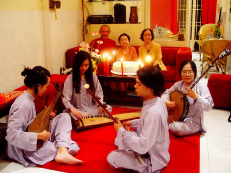 3 thế hệ bảo tồn nhạc cổ truyền. Ảnh: T.L. 3 thế hệ bảo tồn nhạc cổ truyền. Ảnh: T.L