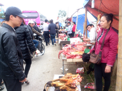 Trong đó, không thể không nhắc đến thịt bò. Giá mỗi cân thịt bò ở đây khoảng 300-40.000đ/kg nhưng vẫn đắt khách