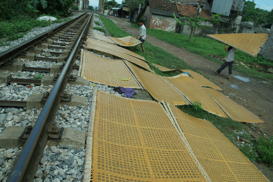Những phên miến phơi cạnh đường xe lửa, hứng đủ bụi