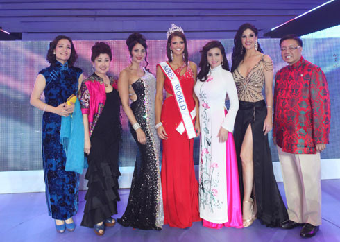 Ban giám khảo chúc mừng tân Hoa hậu