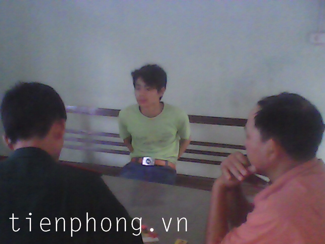 Đối tượng Lê Văn Luyện tại đồn biên phòng Na Hình vào chiều 31-8 .