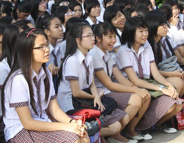 Teen Hoàng Hoa Thám diện đồng phục trong một buổi chào cờ đầu tuần