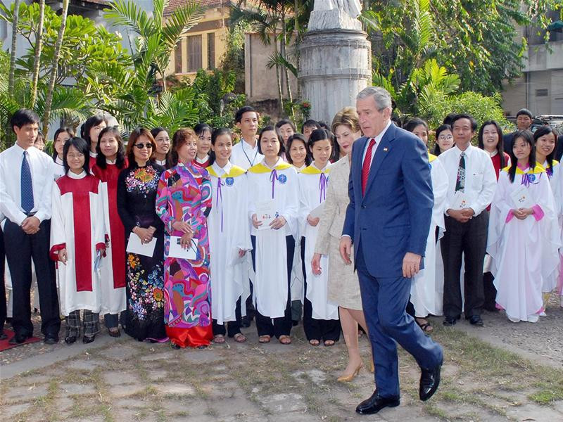 TT Bush cùng phu nhân tại nhà thờ cửa Bắc. Ảnh : Reuters TT Bush cùng phu nhân tại nhà thờ cửa Bắc. Ảnh : TTXVN TT Bush cùng phu nhân tại nhà thờ cửa Bắc. Ảnh : TTXVN TT Bush cùng phu nhân bắt tay một em nhỏ tại nhà thờ cửa Bắc. Ảnh : TTXVN Chiếc Cadillac One chở TT Bush rời nhà thờ Cửa Bắc lúc 8h15 phút sáng nay. Ảnh : Hồng Vĩnh Chiếc Cadillac One chở Tổng thống Bush đỗ trong sân nhà thờ. Ảnh : Hồng Vĩnh Ngoại trưởng Mỹ cũng có mặt tại nhà thờ Cửa Bắc sáng nay. Ảnh : Hồng Vĩnh Cánh phóng viên được một phen bân rộn. Ảnh : Hồng Vĩnh Người dân Hà Nội đứng xem. Ảnh : Hồng Vĩnh TT Bush cùng phu nhân tại nhà thờ cửa Bắc. Ảnh : Reuters TT Bush cùng phu nhân tại nhà thờ cửa Bắc. Ảnh : TTXVN TT Bush cùng phu nhân tại nhà thờ cửa Bắc. Ảnh : TTXVN TT Bush cùng phu nhân bắt tay một em nhỏ tại nhà thờ cửa Bắc. Ảnh : TTXVN Chiếc Cadillac One chở TT Bush rời nhà thờ Cửa Bắc lúc 8h15 phút sáng nay. Ảnh : Hồng Vĩnh Chiếc Cadillac One chở Tổng thống Bush đỗ trong sân nhà thờ. Ảnh : Hồng Vĩnh Ngoại trưởng Mỹ cũng có mặt tại nhà thờ Cửa Bắc sáng nay. Ảnh : Hồng Vĩnh Cánh phóng viên được một phen bân rộn. Ảnh : Hồng Vĩnh Người dân Hà Nội đứng xem. Ảnh : Hồng Vĩnh
