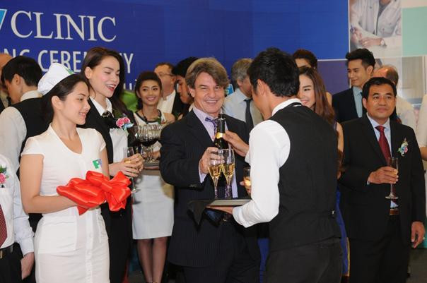 Hà Hồ, Minh Hằng và các “sao” cùng nâng ly chúc mừng Bác sĩ Jean Marcel Guillon- Tổng Giám Đốc Bệnh viện FV