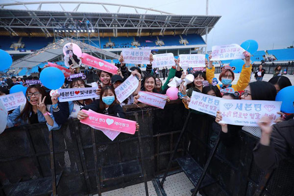 Cổng chưa mở, hàng nghìn fan Việt đã xếp hàng dài chờ xem đêm nhạc Hàn ảnh 7