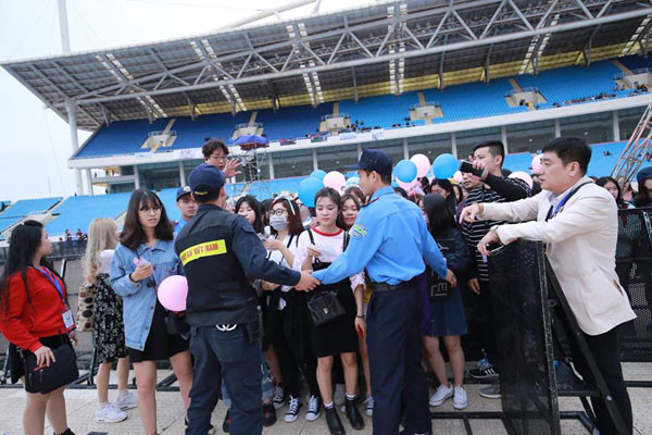 Cổng chưa mở, hàng nghìn fan Việt đã xếp hàng dài chờ xem đêm nhạc Hàn ảnh 5