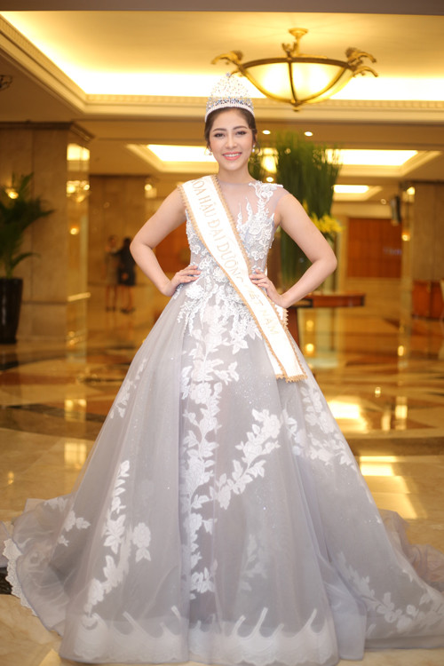 Lý Nhã Kỳ ngồi siêu xe, dát toàn hàng hiệu đi dự sự kiện ảnh 8