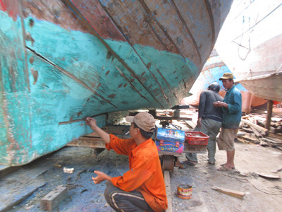 Tàu anh Nguyễn Phú Hùng đang nâng cấp. Ảnh: Nam Cường