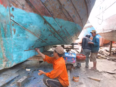 Tàu anh Nguyễn Phú Hùng đang nâng cấp. Ảnh: Nam Cường