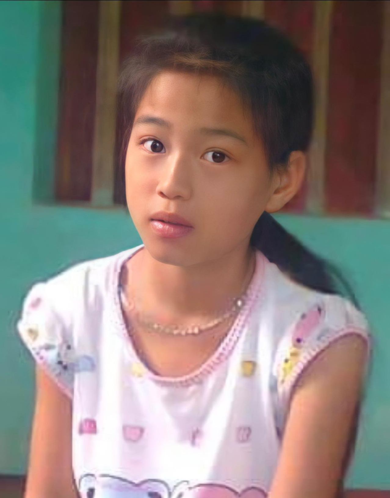 Nhân dịp 1/6, Hoa hậu Đỗ Thị Hà hé lộ một số bức ảnh ngày nhỏ.