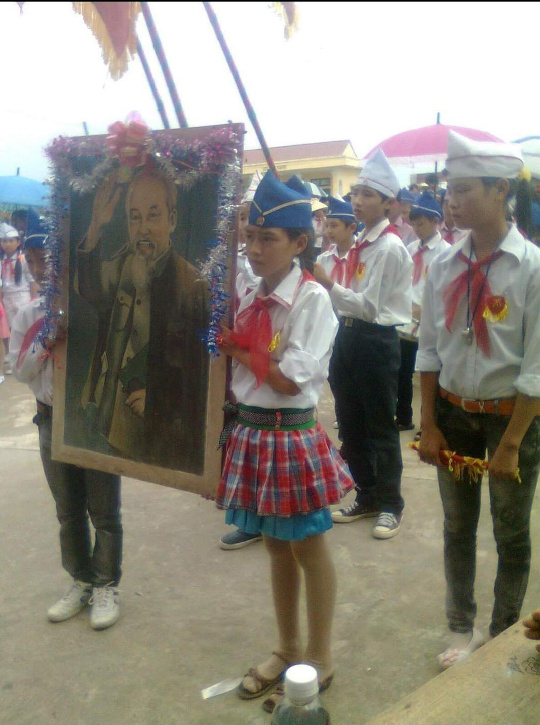 Chia sẻ riêng với PV Tiền phong, Hoa hậu Đỗ Thị Hà cho biết, vì gia đình không có điều kiện nên phải đến khi học lớp 4, lớp 5 cô mới được chụp ảnh.