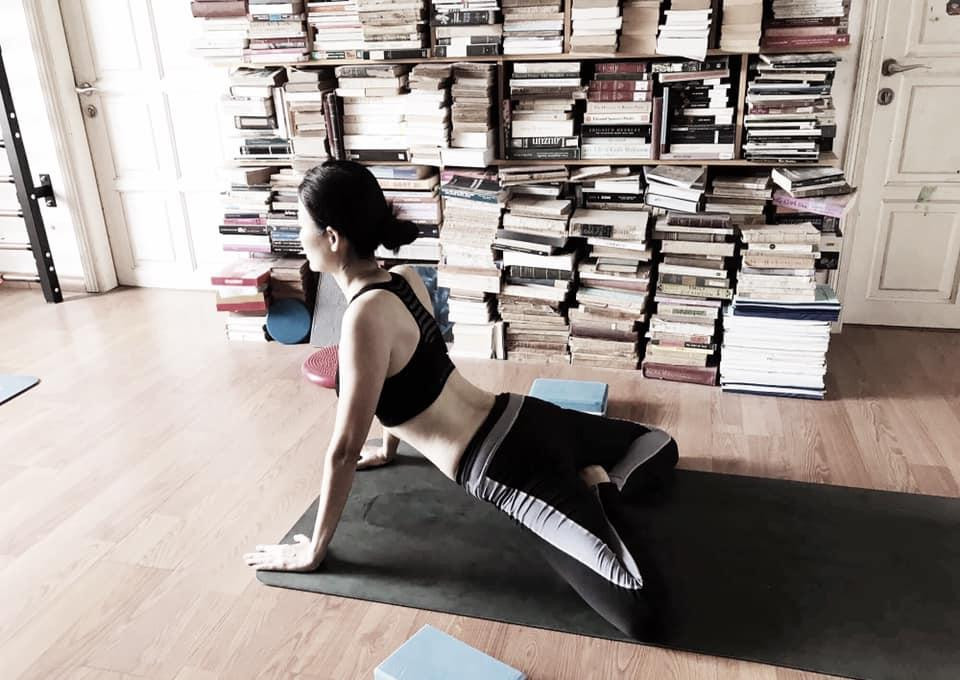 Cô cũng thường xuyên chia sẻ hình ảnh tập thể dục tại nhà để khích lệ tinh thần tập thể dục- thể thao cho mọi người.