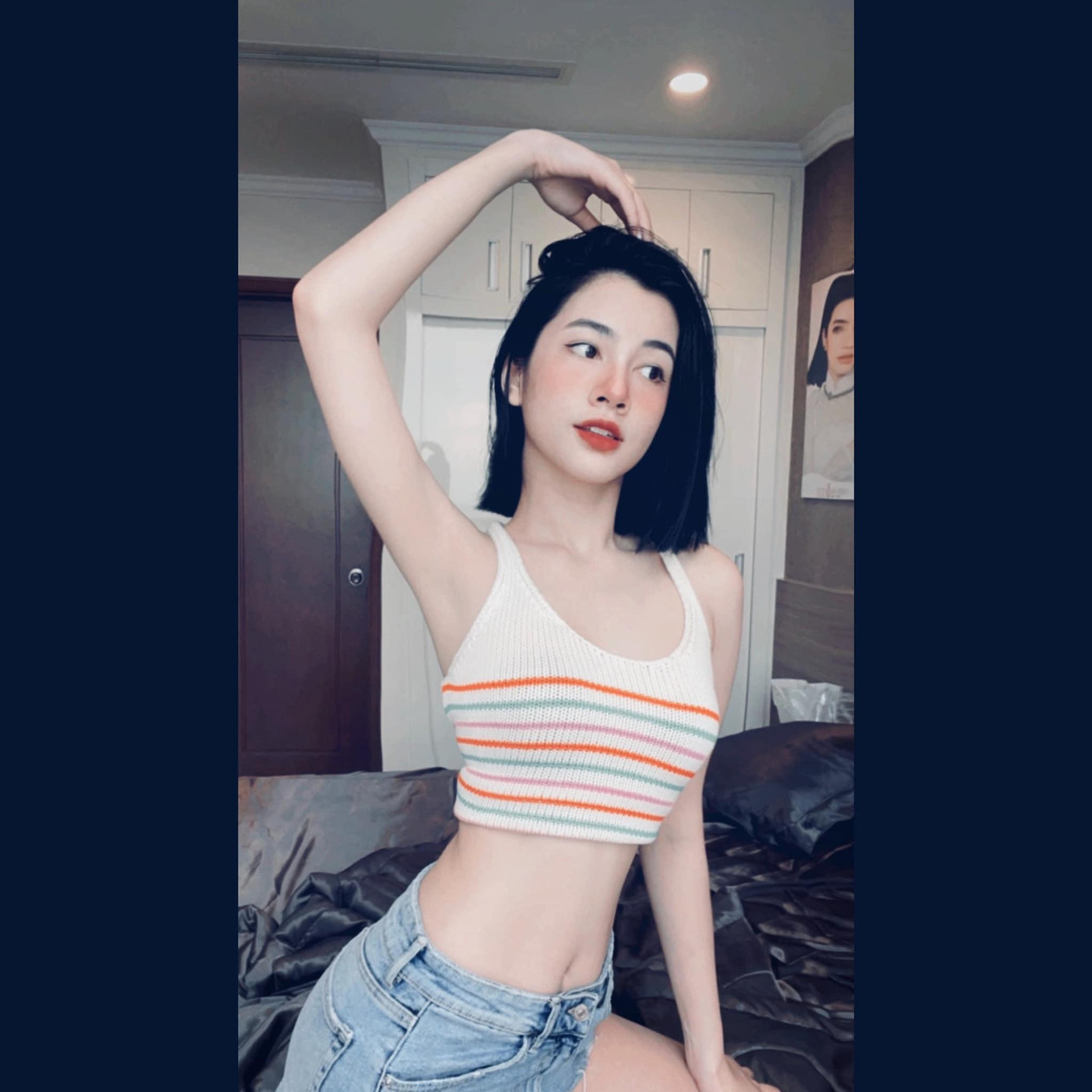 Cách đây không lâu, Cẩm Đan gây bất ngờ khi đăng tải ảnh chụp màn hình tin nhắn của một người lạ mặt gạ cô đi khách với giá 16.000 đôla (khoảng 400 triệu đồng).