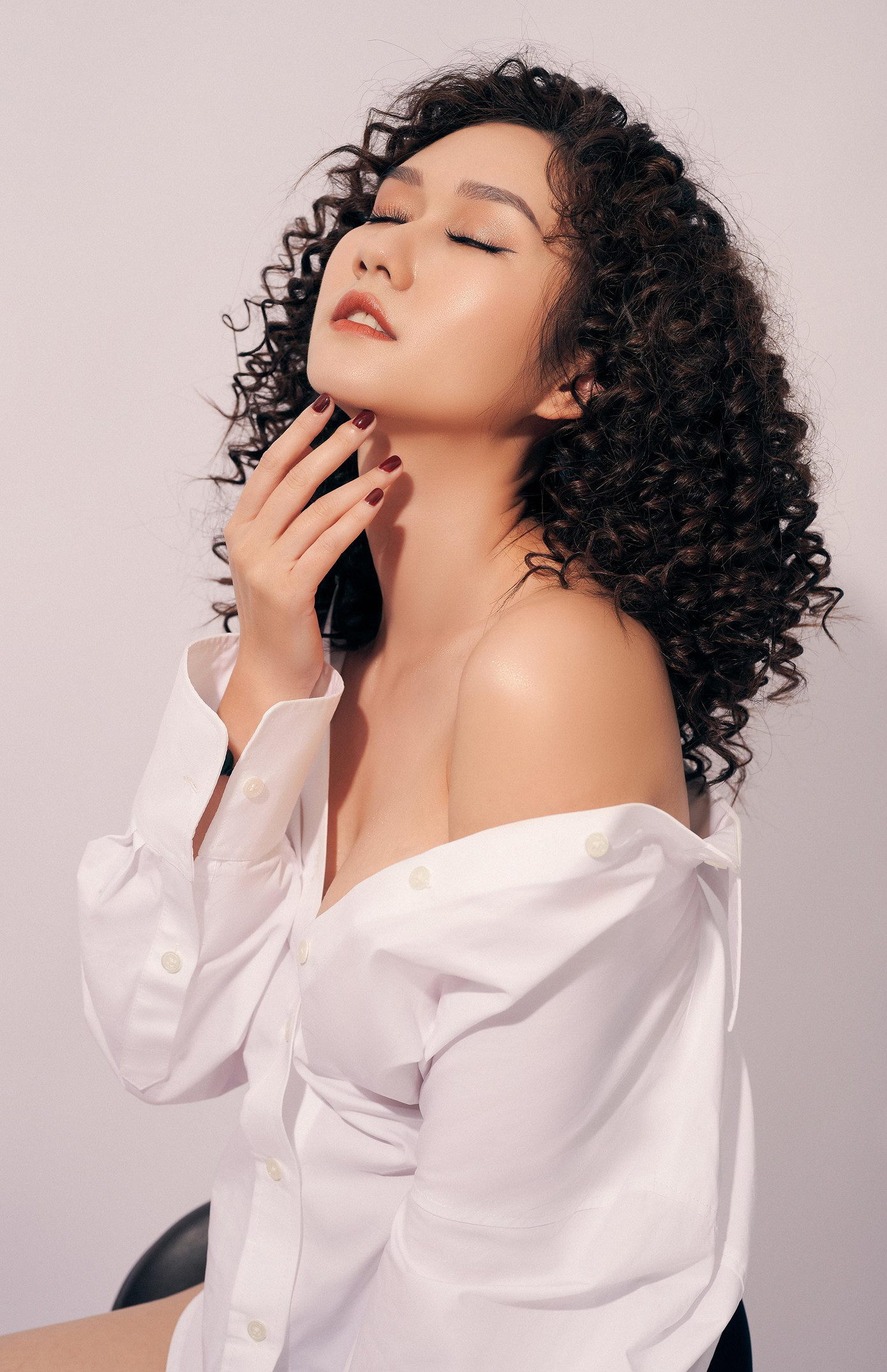 Hương Giang từng chia sẻ: “Đã làm nghệ thuật thì Giang cũng xác định luôn từ đầu là sẽ có người thích, có người không thích mình. Nên khán giả khen-chê là chuyện rất bình thường. Nếu được khen thì mình sẽ rất vui và lấy đó làm động lực để cố gắng. Nếu là chê thì mình cứ tiếp nhận, phân tích và chọn lọc để hoàn thiện mình hơn!”.