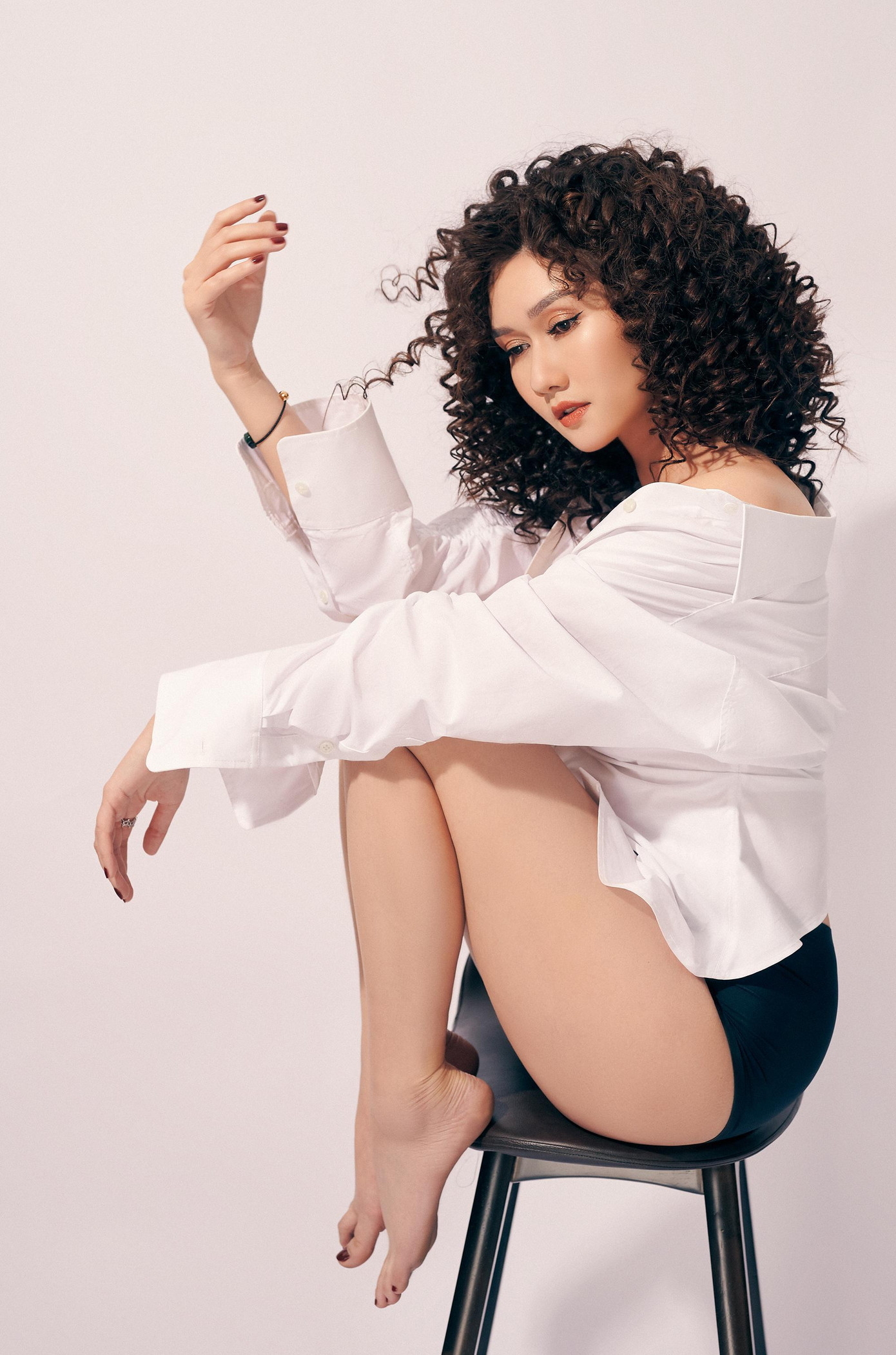 Hương Giang từng tham gia loạt phim truyền hình nổi tiếng như: Sống chung với mẹ chồng, Lặng yên dưới vực sâu, Cô gái nhà người ta…