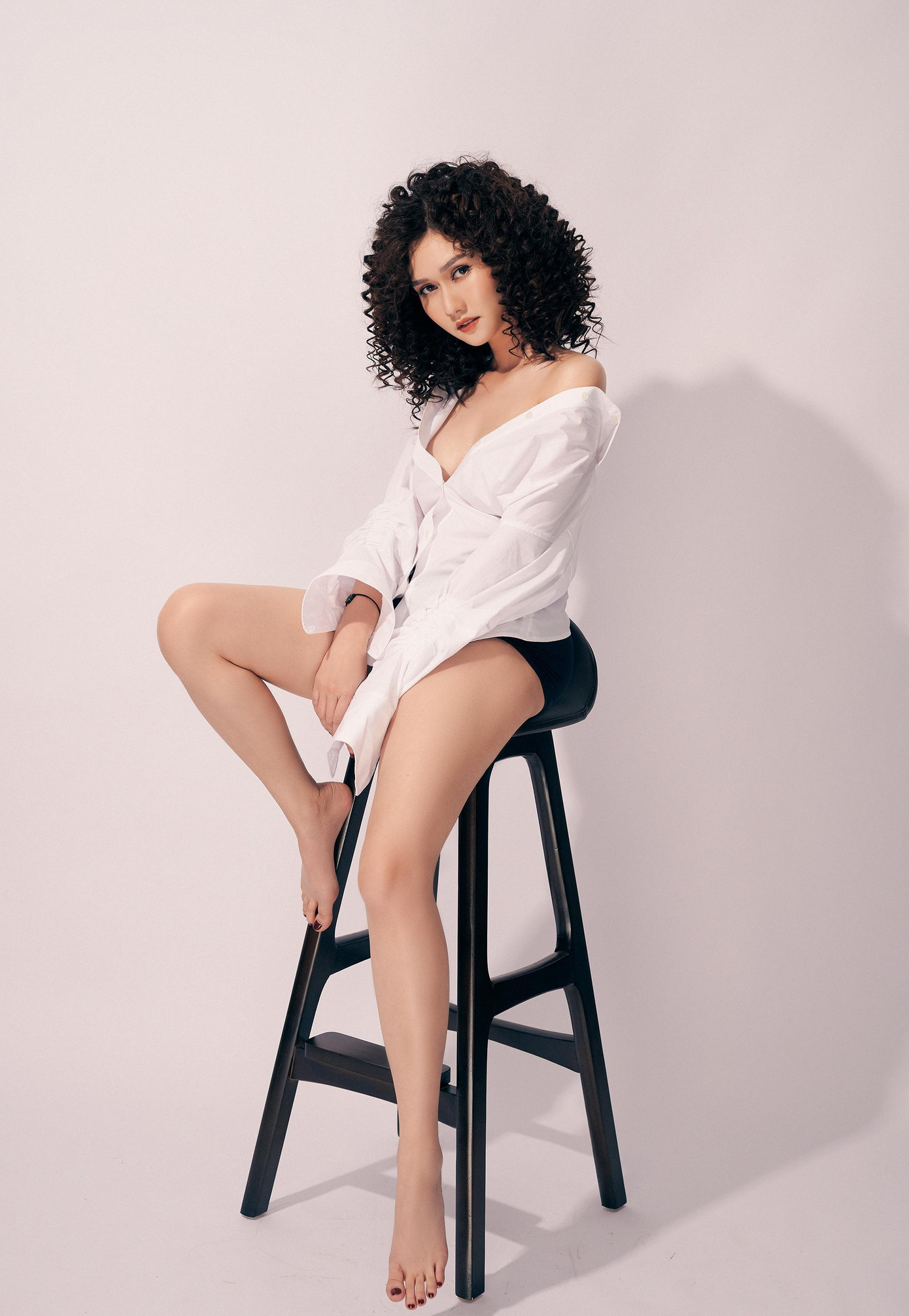 Hương Giang đón nhận mọi góp ý của người hâm mộ với thái độ cầu thị. Tuy nhiên, cô không khỏi chạnh lòng khi có những khán giả quy chụp nữ diễn viên trong cả đời sống thường ngày.