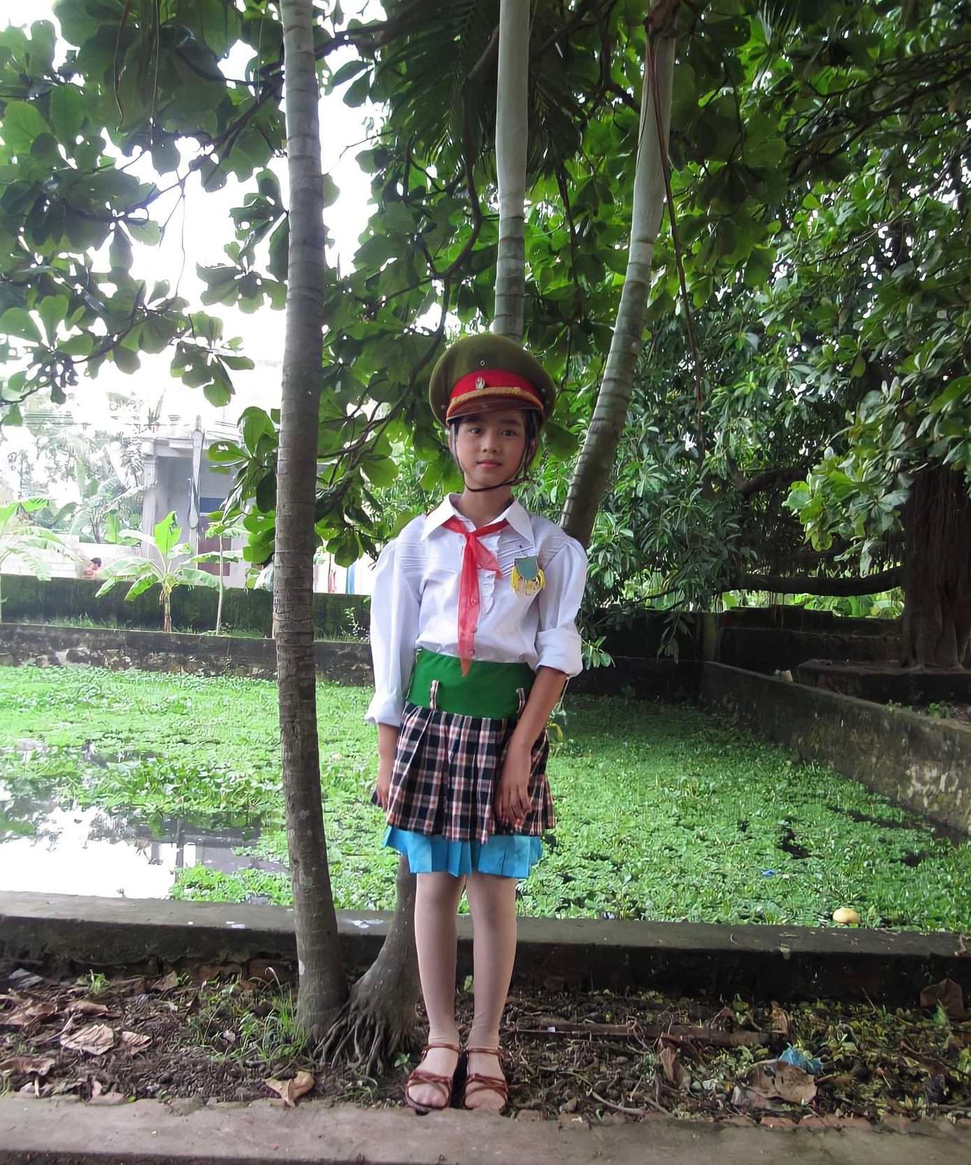 Nàng hậu chia sẻ: “Hồi bé xíu không được chụp cái ảnh nào nên chỉ có thể tìm mấy ảnh hồi tham gia thiếu nhi cháu ngoan Bác Hồ để phục chế lại”.