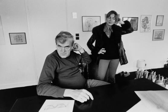 Milan Kundera và vợ - Vera tại tư gia ở Paris năm 1990.