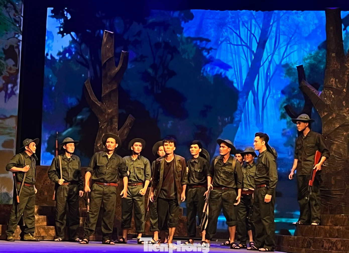 Mưa đỏ tái hiện 81 ngày đêm bảo vệ thành cổ Quảng Trị của quân và dân ta. Mưa đỏ tái hiện 81 ngày đêm bảo vệ thành cổ Quảng Trị của quân và dân ta.