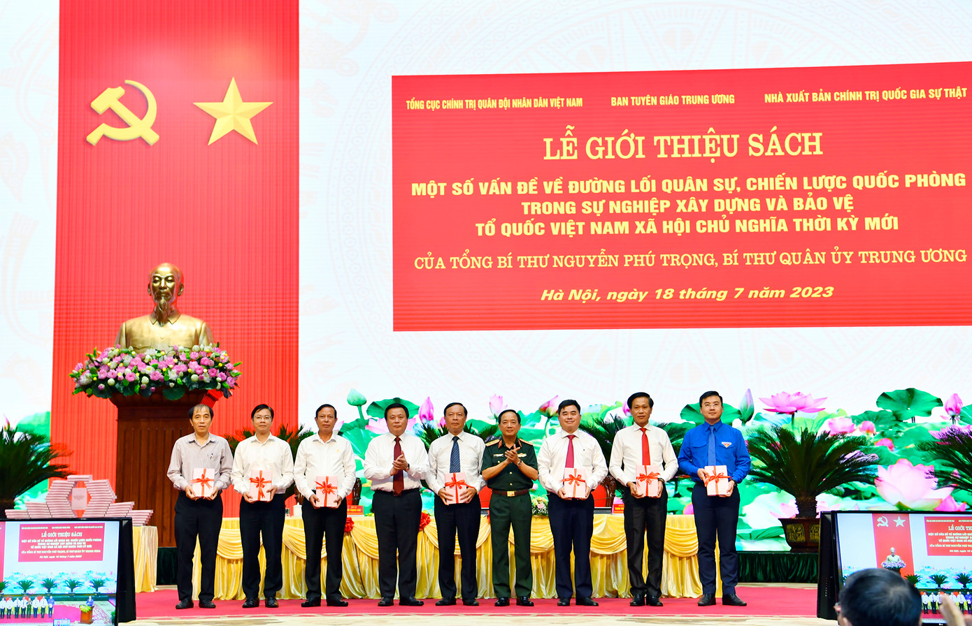 Tặng sách cho đại diện các ban, bộ, ngành Trung ương và cơ quan, đơn vị quân đội.