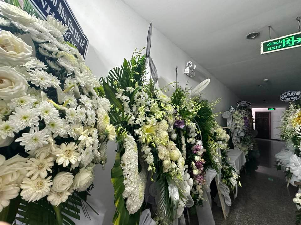 Hoa viếng ngập hành lang khu nhà của nhà thơ Lâm Thị Mỹ Dạ. Ảnh: Ngô Thảo.