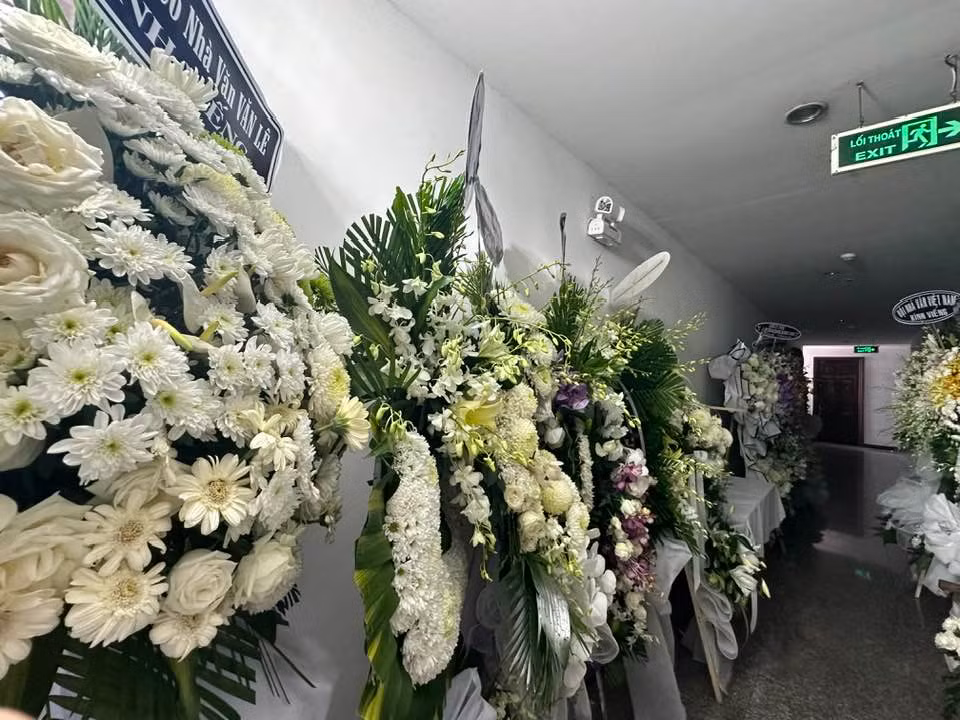 Hoa viếng ngập hành lang khu nhà của nhà thơ Lâm Thị Mỹ Dạ. Ảnh: Ngô Thảo.