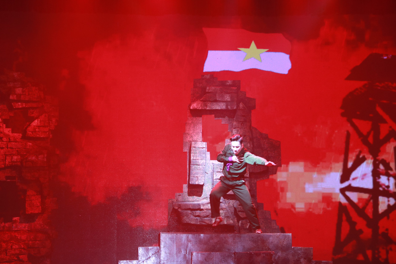 Nhật Hóa chinh phục khán giả ở cả thanh lẫn sắc. Nhật Hóa chinh phục khán giả ở cả thanh lẫn sắc.