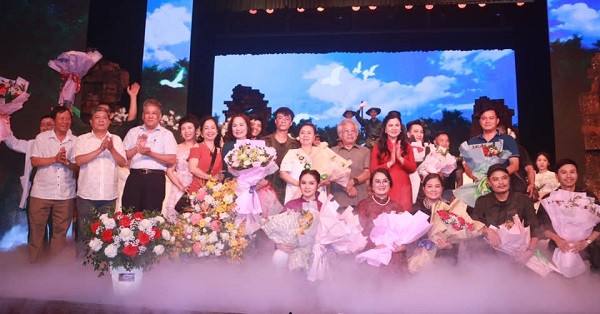 Lãnh đạo Sở VHTT Hải Phòng cùng nhà văn Chu Lai tặng hoa đạo diễn và ê-kíp sáng tạo Mưa đỏ. Lãnh đạo Sở VHTT Hải Phòng cùng nhà văn Chu Lai tặng hoa đạo diễn và ê-kíp sáng tạo Mưa đỏ.