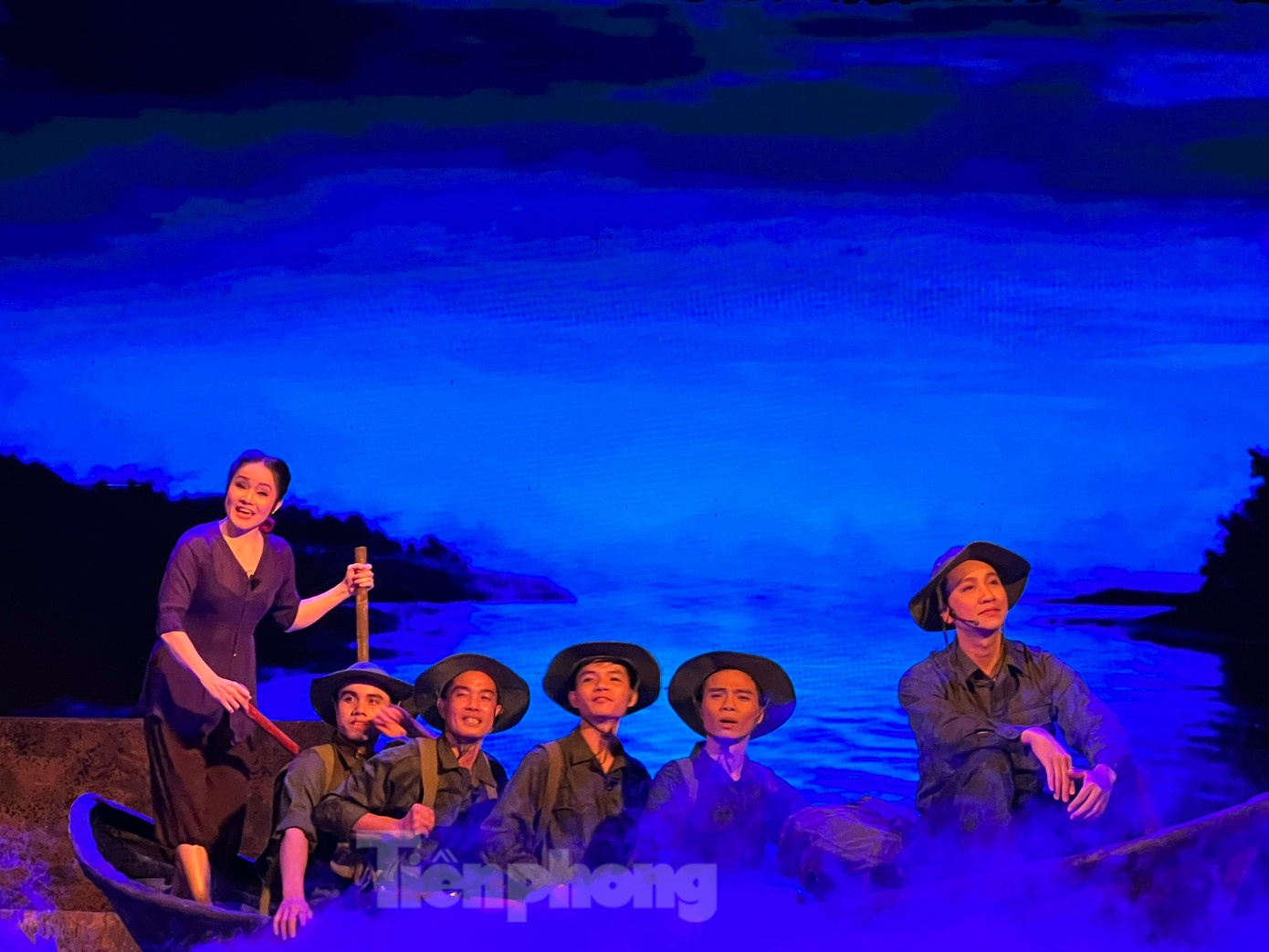 Chất lãng mạn, trữ tình được đan cài khéo léo trong những tình huống chiến trận khốc liệt. Chất lãng mạn, trữ tình được đan cài khéo léo trong những tình huống chiến trận khốc liệt.