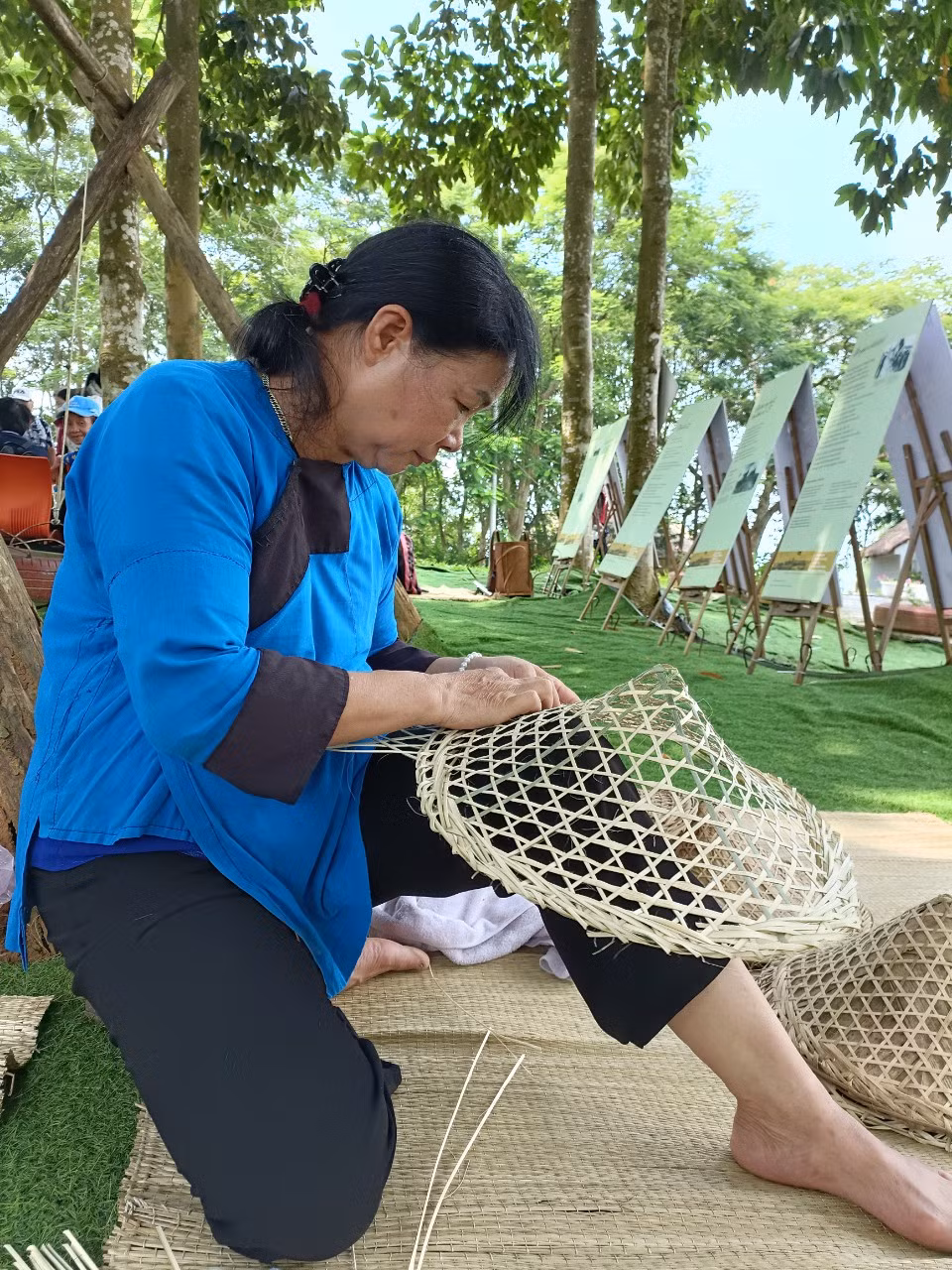 Phát huy văn hóa đặc sắc của đồng bào dân tộc thiểu số nhằm phục vụ cho mục tiêu bảo tồn, phát huy giá trị để phát triển kinh tế. Phát huy văn hóa đặc sắc của đồng bào dân tộc thiểu số nhằm phục vụ cho mục tiêu bảo tồn, phát huy giá trị để phát triển kinh tế.