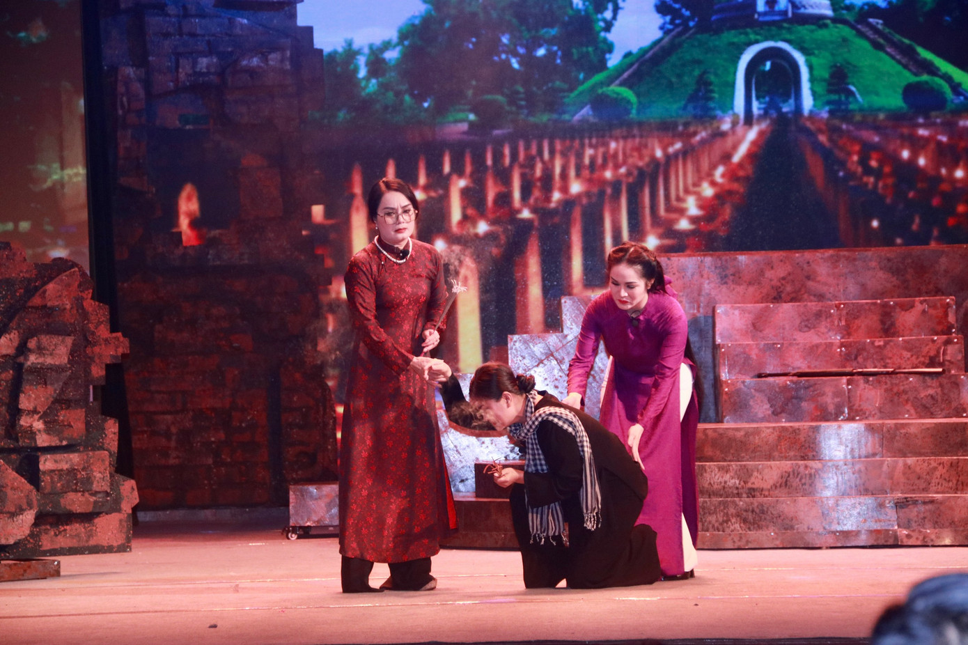 Yếu tố nhân văn, tinh thần hòa giải dân tộc khép lại vở Mưa đỏ. Yếu tố nhân văn, tinh thần hòa giải dân tộc khép lại vở Mưa đỏ.