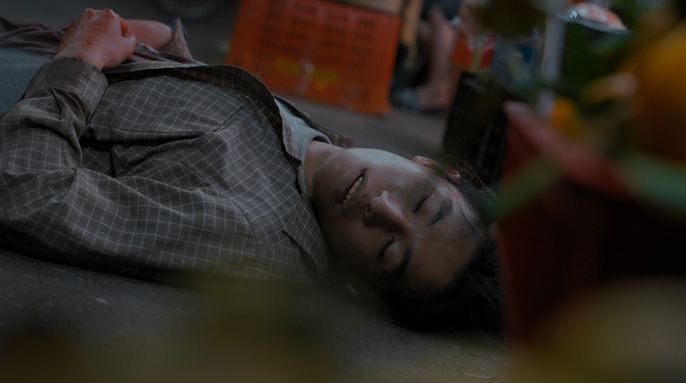 Bát (Tuấn Anh) trọng thương khi trốn thoát khỏi vòng vây của nhóm buôn bán thận. Ảnh: CMH Bát (Tuấn Anh) trọng thương khi trốn thoát khỏi vòng vây của nhóm buôn bán thận. Ảnh: CMH