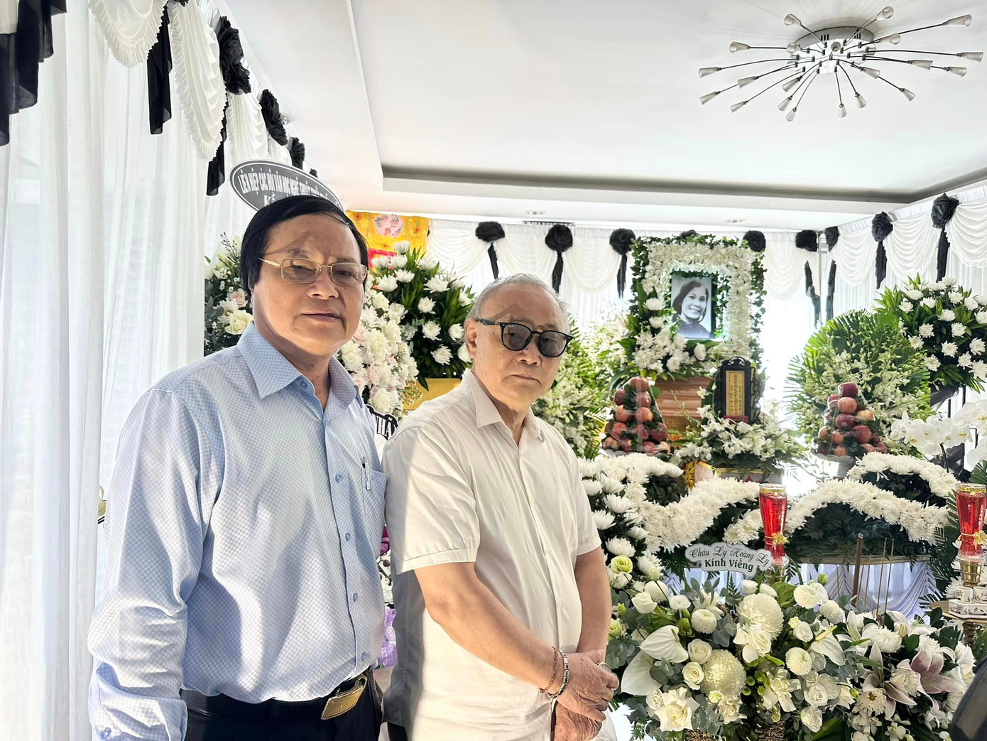 Nhà văn Ngô Thảo (trái) bay từ Hà Nội vào viếng Lâm Thị Mỹ Dạ. Ảnh: NVCC.