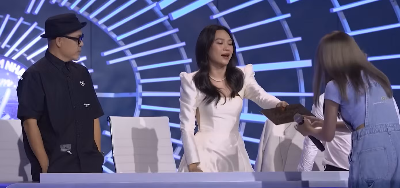 Giám khảo không ngần ngại trao ngay vé vàng cho PiaLinh. Ảnh: CMH.