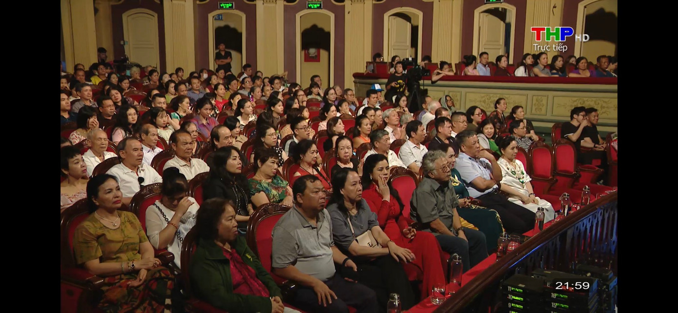 Khán giả xúc động trước vở chèo về đề tài chiến tranh cách mạng. Ảnh: CMH. Khán giả xúc động trước vở chèo về đề tài chiến tranh cách mạng. Ảnh: CMH.