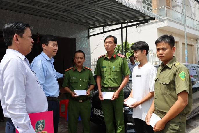 Chủ tịch UBND tỉnh Đồng Tháp Phạm Thiện Nghĩa (thứ 2 từ trái sang) khen thưởng em Bảo (thứ 2 từ phải sang) và lực lượng Công an xã An Khánh. Ảnh: Cổng TTĐT Đồng Tháp Chủ tịch UBND tỉnh Đồng Tháp Phạm Thiện Nghĩa (thứ 2 từ trái sang) khen thưởng em Bảo (thứ 2 từ phải sang) và lực lượng Công an xã An Khánh. Ảnh: Cổng TTĐT Đồng Tháp