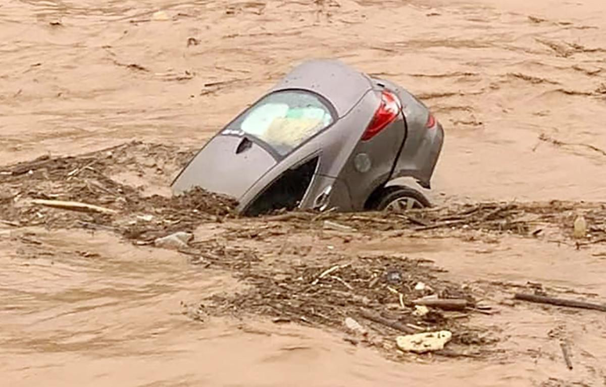 Ô tô của gia đình chị Lưu bị cuốn trôi trên sông trong sáng 2/10 - (Ảnh cắt từ clip) Ô tô của gia đình chị Lưu bị cuốn trôi trên sông trong sáng 2/10 - (Ảnh cắt từ clip)