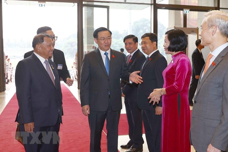 Chủ tịch Quốc hội Vương Đình Huệ và đại biểu đón Chủ tịch Thượng viện Vương quốc Campuchia. (Ảnh: Doãn Tấn/TTXVN)