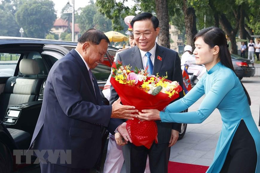 Chủ tịch Quốc hội Vương Đình Huệ đón Chủ tịch Thượng viện Vương quốc Campuchia Samdech Say Chhum. (Ảnh: Doãn Tấn/TTXVN).