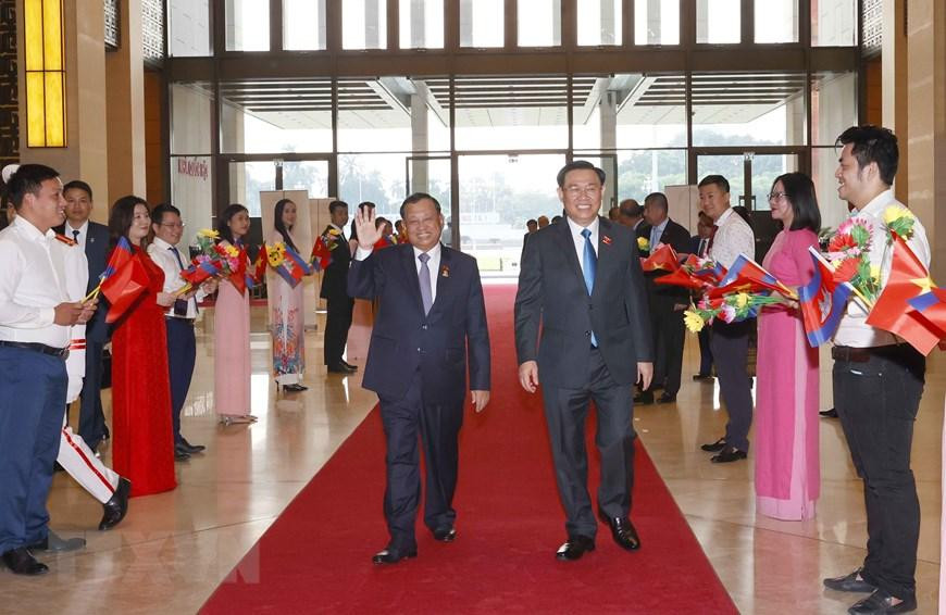 Chủ tịch Quốc hội Vương Đình Huệ đón Chủ tịch Thượng viện Vương quốc Campuchia. (Ảnh: Doãn Tấn/TTXVN)