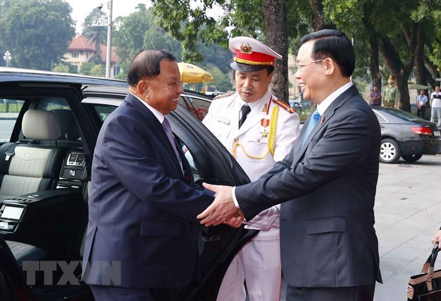 Nhận lời mời của Chủ tịch Quốc hội Vương Đình Huệ, Chủ tịch Thượng viện Campuchia Samdech Say Chhum dẫn đầu Đoàn đại biểu cấp cao Thượng viện Vương quốc Campuchia đến Thủ đô Hà Nội, bắt đầu thăm chính thức Việt Nam từ ngày 24-26/10. Trong ảnh: Chủ tịch Quốc hội Vương Đình Huệ đón Chủ tịch Thượng viện Vương quốc Campuchia. (Ảnh: Doãn Tấn/TTXVN)