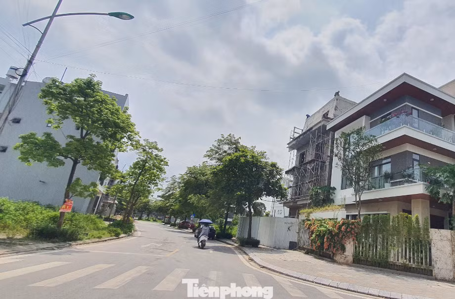 Bắc Giang yêu cầu hạn chế quy hoạch đất ở liền kề bám dọc toàn bộ các trục giao thông chính đi qua khu đô thị, dân cư. (Trong hình là đường đi tại Khu đô thị Bách Việt Bắc Giang). Bắc Giang yêu cầu hạn chế quy hoạch đất ở liền kề bám dọc toàn bộ các trục giao thông chính đi qua khu đô thị, dân cư. (Trong hình là đường đi tại Khu đô thị Bách Việt Bắc Giang).