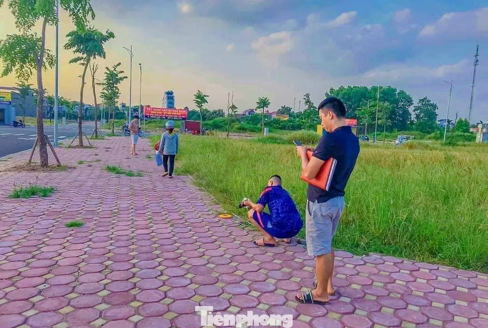 Đất nền là loại hình bất động sản mang nặng tính đầu cơ nên mức độ ảnh hưởng trong bối cảnh lạm phát, siết tín dụng, lãi suất tăng, dòng tiền chảy vào ngân hàng cũng nhiều hơn so với loại hình ở thực như căn hộ hay nhà đất thổ cư. Đất nền là loại hình bất động sản mang nặng tính đầu cơ nên mức độ ảnh hưởng trong bối cảnh lạm phát, siết tín dụng, lãi suất tăng, dòng tiền chảy vào ngân hàng cũng nhiều hơn so với loại hình ở thực như căn hộ hay nhà đất thổ cư.