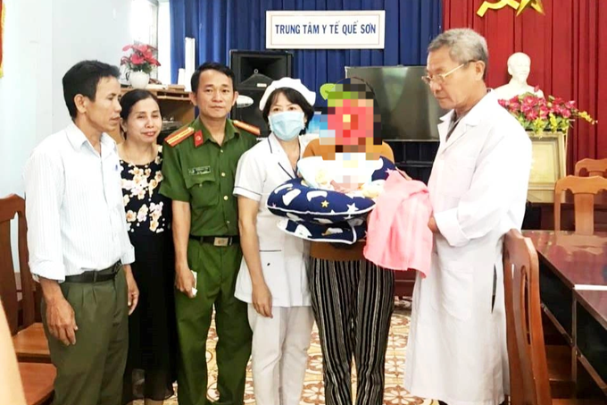 Trung tâm y tế huyện Quế Sơn và chính quyền địa phương đã bàn giao cháu bé bị bỏ rơi cho mẹ đẻ cháu (Ảnh: Trung tâm y tế huyện Quế Sơn).